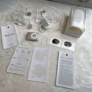 Apple Silver Ipod shuffle 2nd generation with box and all pieces 2006 engraved